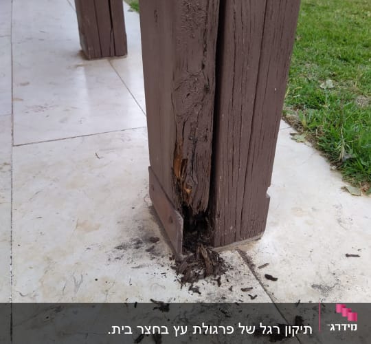 עמוד עץ פגום עם שבבים על הרצפה